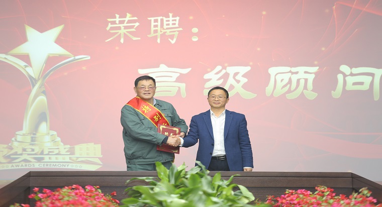 2楊秀彪董事長(zhǎng)頒發(fā)長(zhǎng)虹華意“高級(jí)顧問(wèn)”聘書.jpg